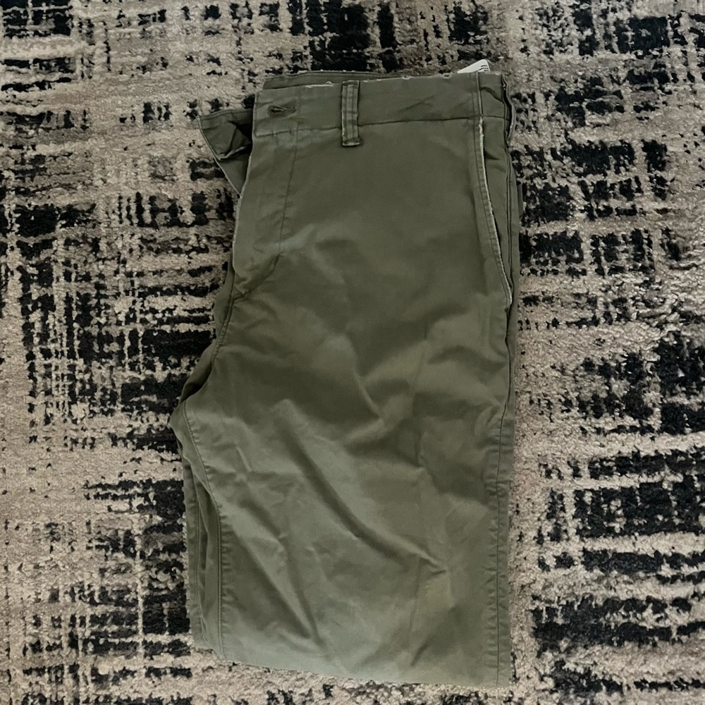 COPY - American Eagle Athletic Fit Green Khaki pants size 32x34